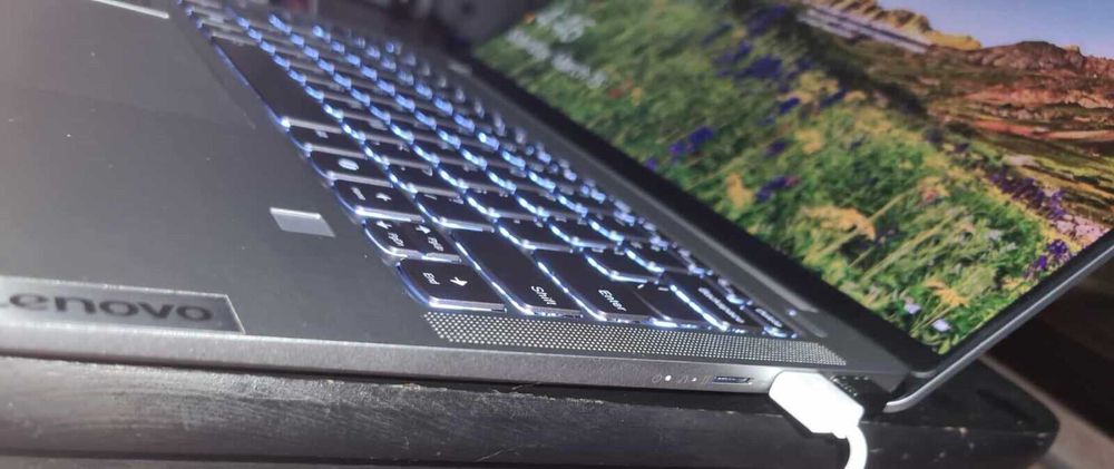 Lenovo IdeaPad Slim 5 AMD Ryzen 5 8645HS Radeon 760M 16 GB RAM