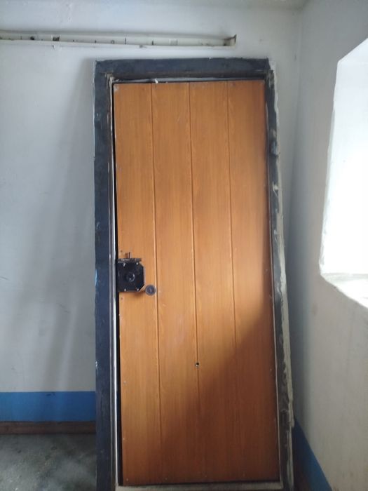 Продам железную дверь б/у