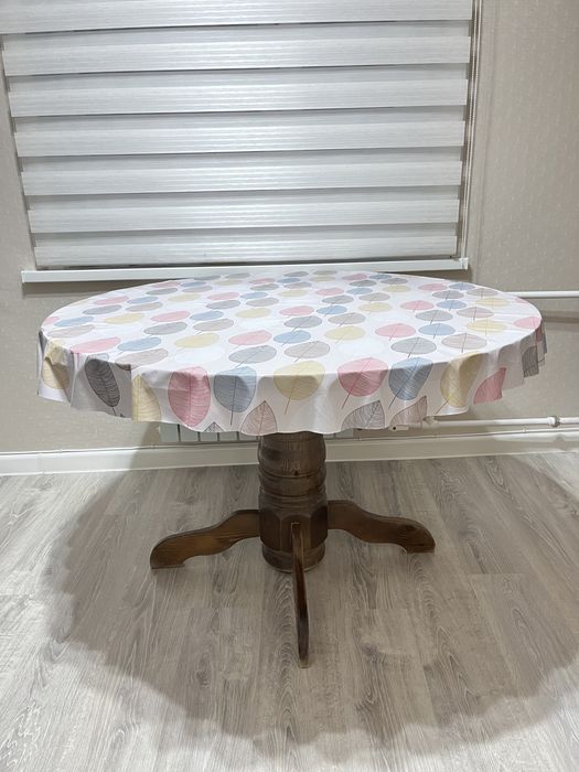 Гостиной круглый стол