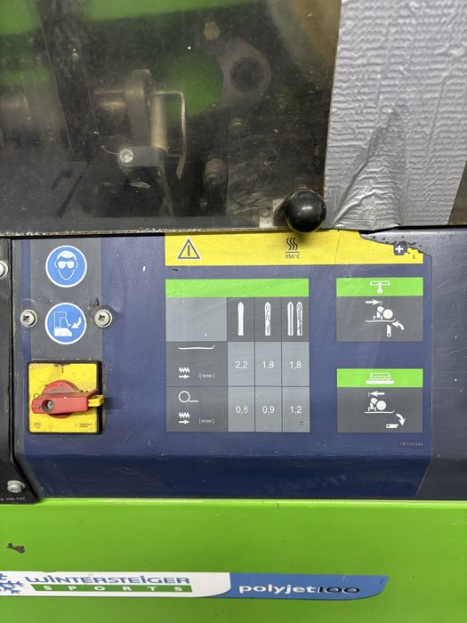 Машина за ски сервиз Wintersteiger, за заливане на ски.