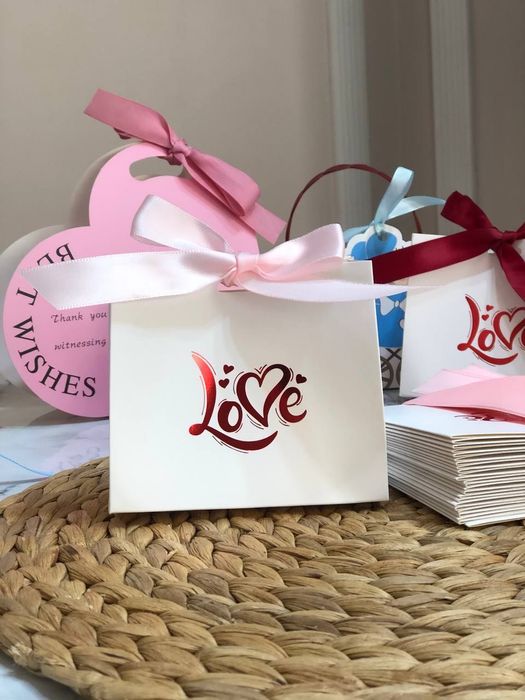 Коробки для подорок на близких людей