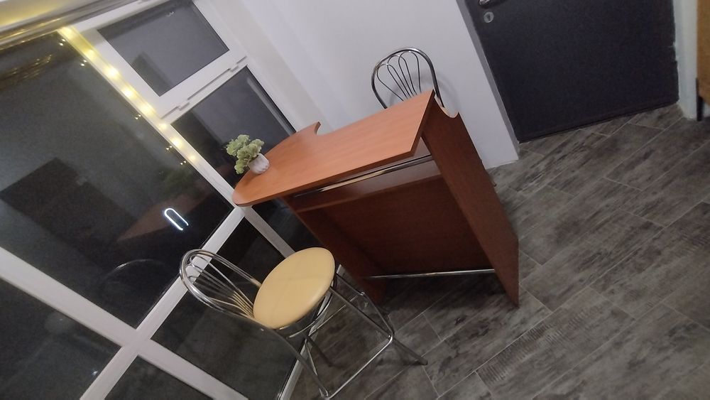 Masa  bar solida , puțin folosită