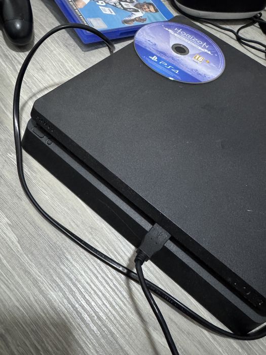 Продам приставку Sony PS4