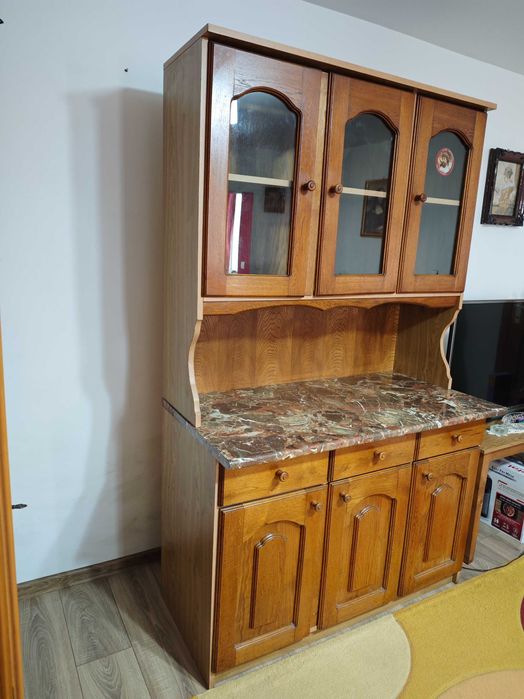 Bufet bucătărie cu uși din lemn și blat termorezistent