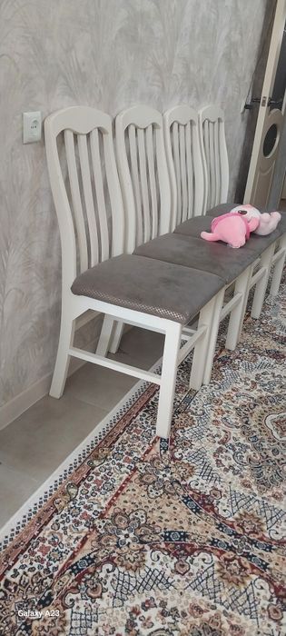 Стол и стуля и табуретка
