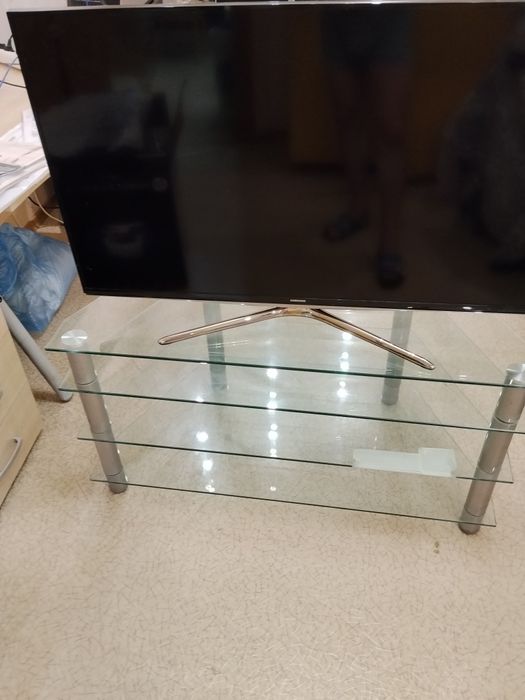Стеклянная тумба под ТВ