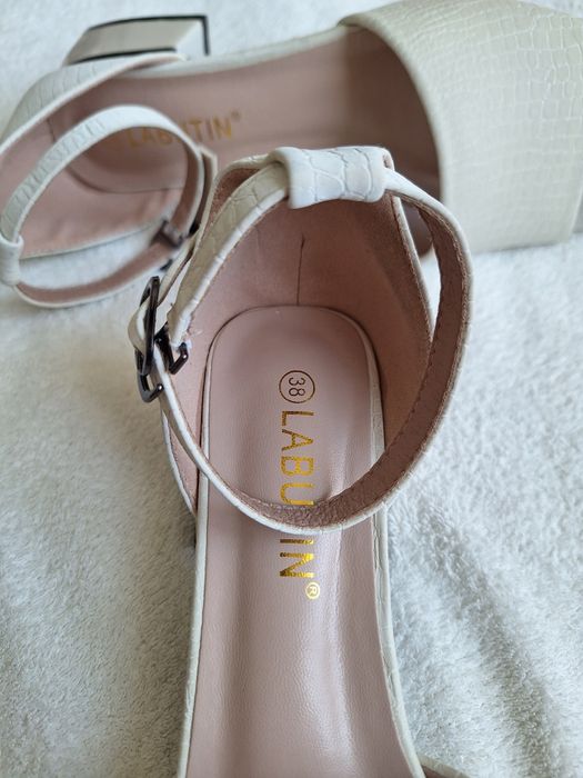 Белые Босоножки новые 38 размера