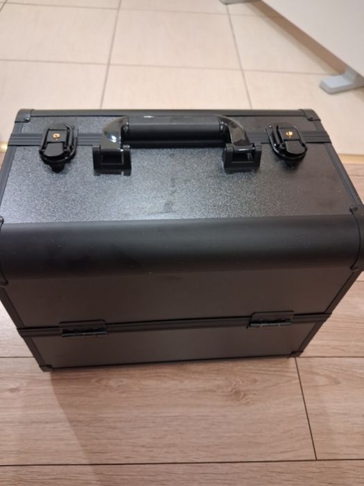 Куфар с гримове за 180 лв.