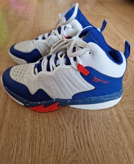 Баскетболни обувки