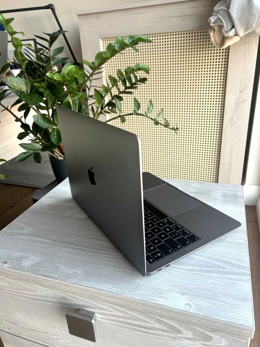 MacBook Air 13" Retina (2019) - 8GB RAM / 128GB SSD - Stare Impecabilă