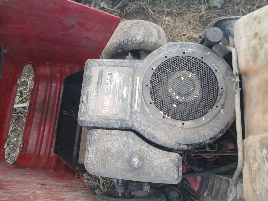 Vând două tractorașe de tuns iarba, perfect funcționale