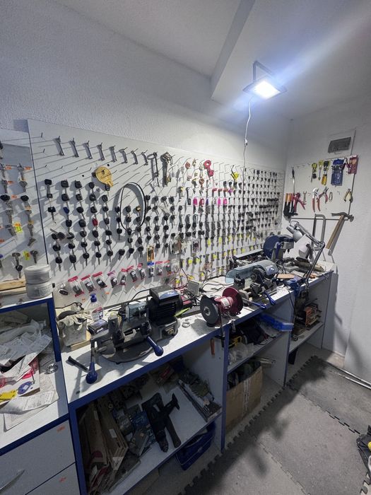 ПРОДАВА СЕ Напълно Оборудван Ключарски Бизнес - Готов за Работа!