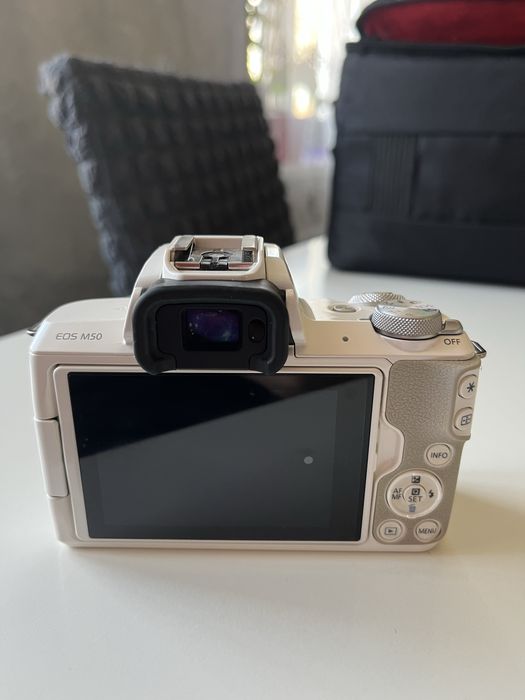 Камера Canon M50