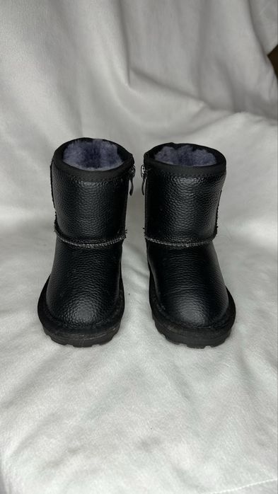 Продам детскую обувь
