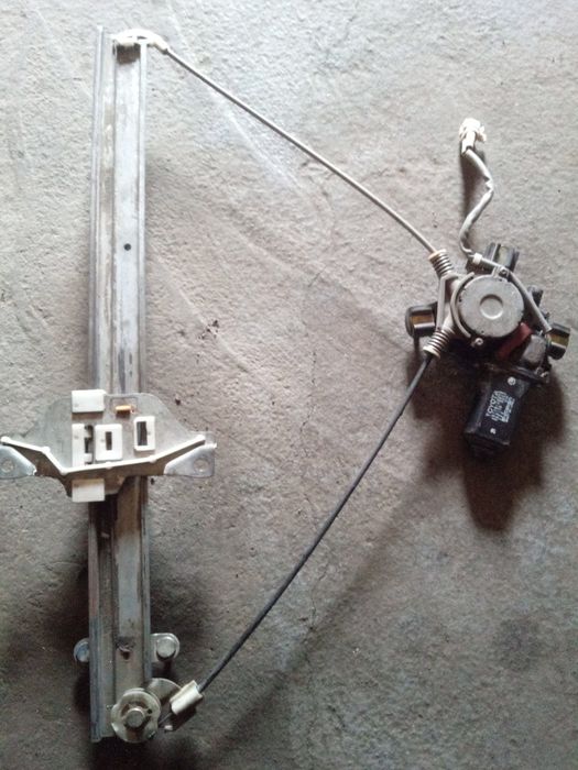 Стеклоподемник Тайота Раф 4