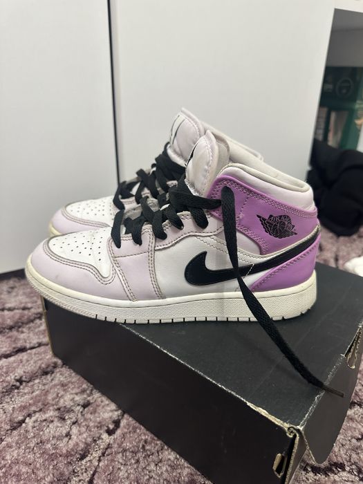 Jordan 1 Mid Barely Grape