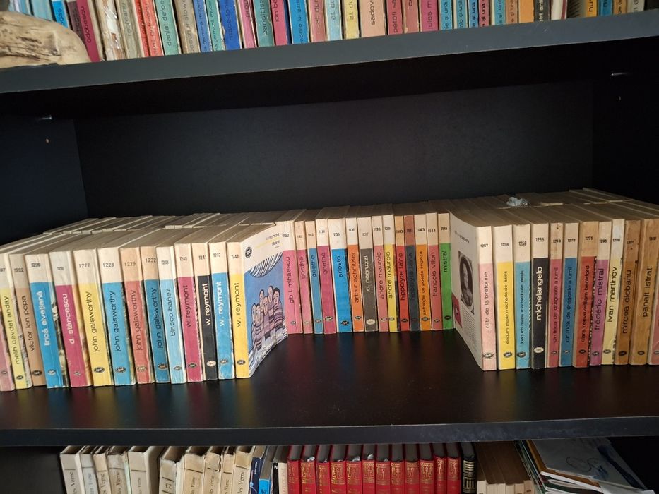Vand  multe cărți vechi, peste 500 sunt