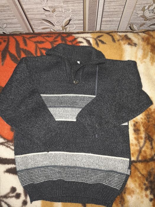 Продам свитера на мальчика.