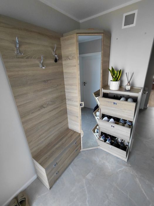 Cuier cu dulap și papucar pe colț