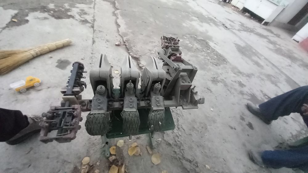 Kantaktir  .1000.A.sotiladi.