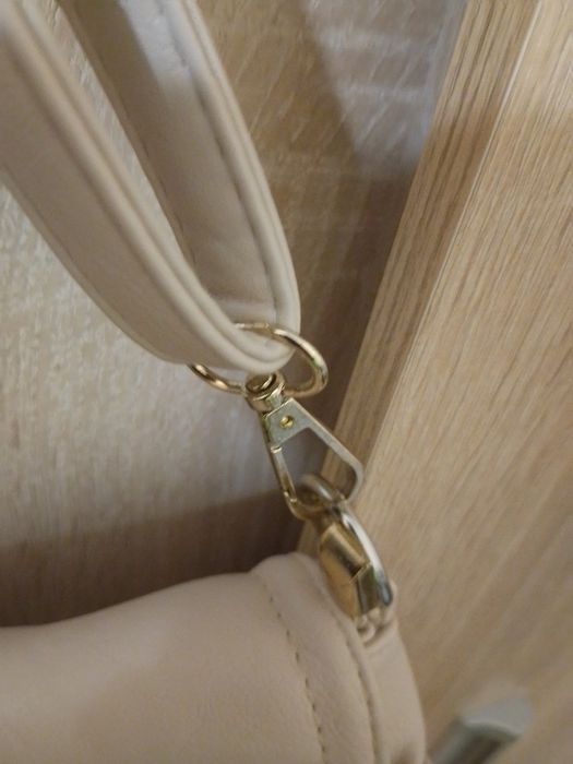 Дамска чанта светло бежов цвят.