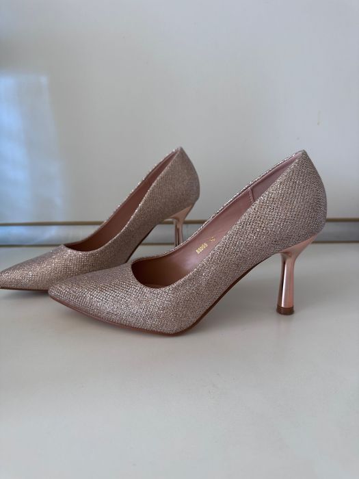 Високи обувки на тънък ток