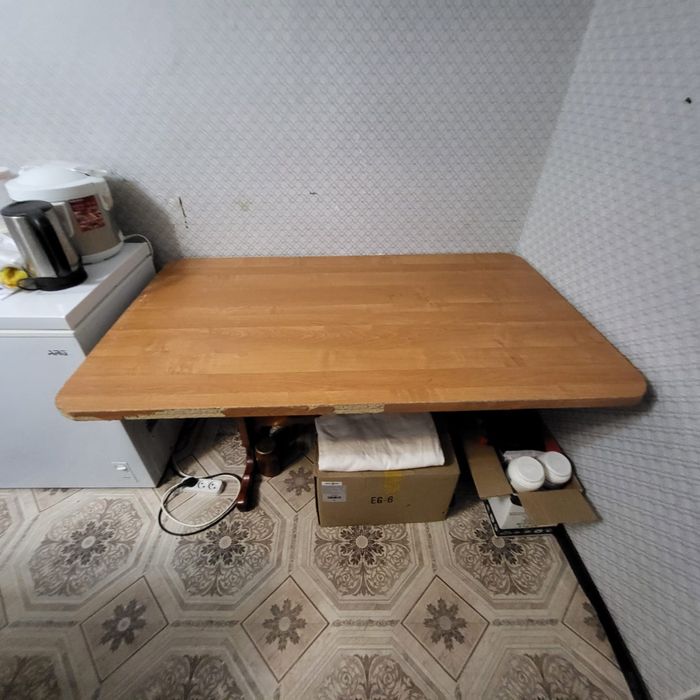 Стол кухонный , ножки из дерева