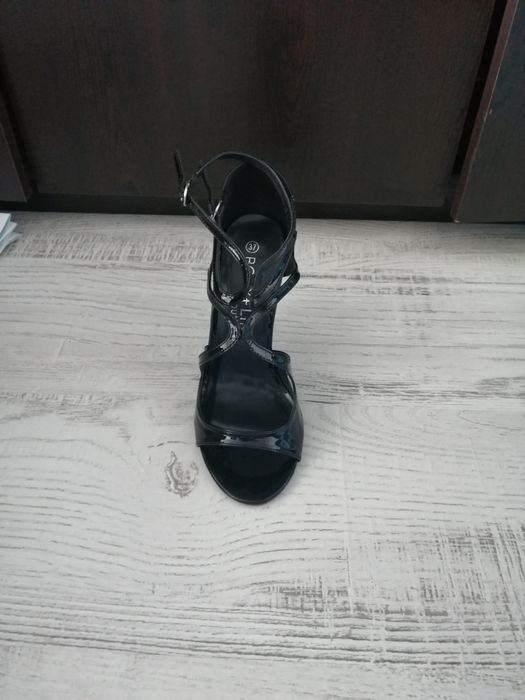 Sandale de ocazie, negre, de lac.