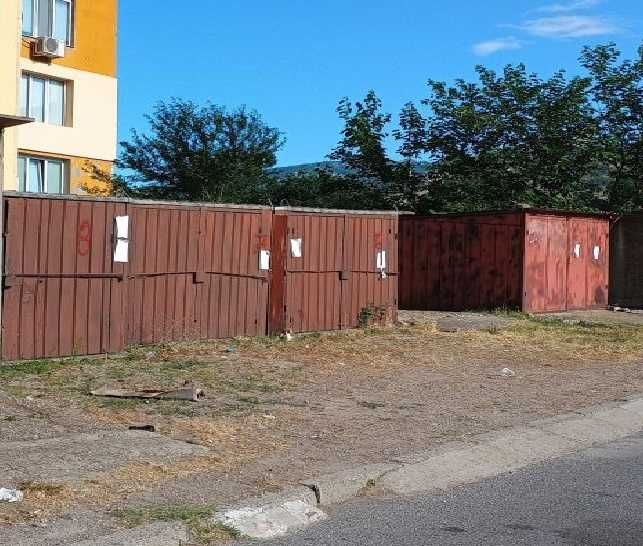 Продавам бетонови гаражи с метални врати!