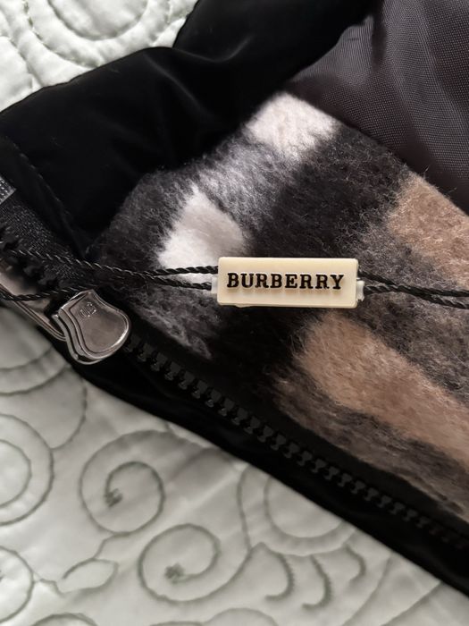 Geaca iarna Burberry, noua cu eticheta,marimea S. Pentru a comanda mesaj in privat.