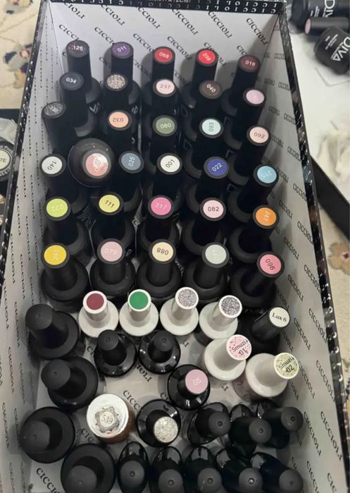 Гель лаки много, почти полные