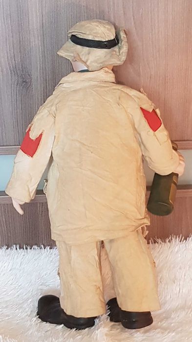 Старинна порцеланова кукла