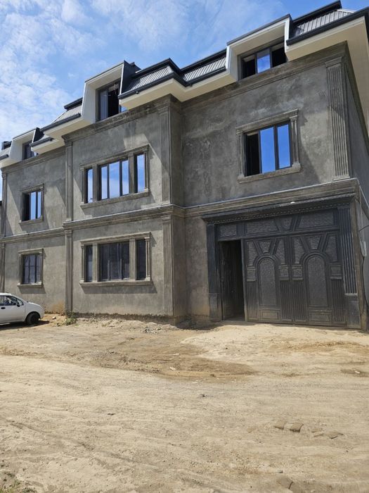 6 sotik 20*30 14 xona 2 etaj mansarda xam bor