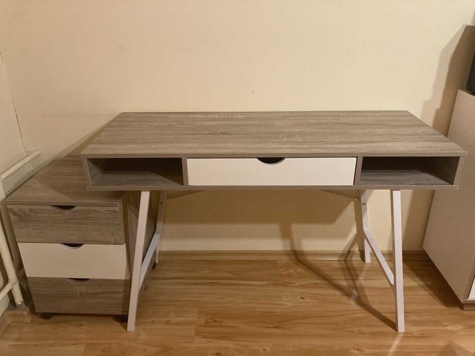 Бюро с метални крака