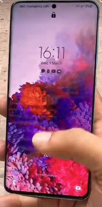 S20+ ga abadogli ekran bor.
