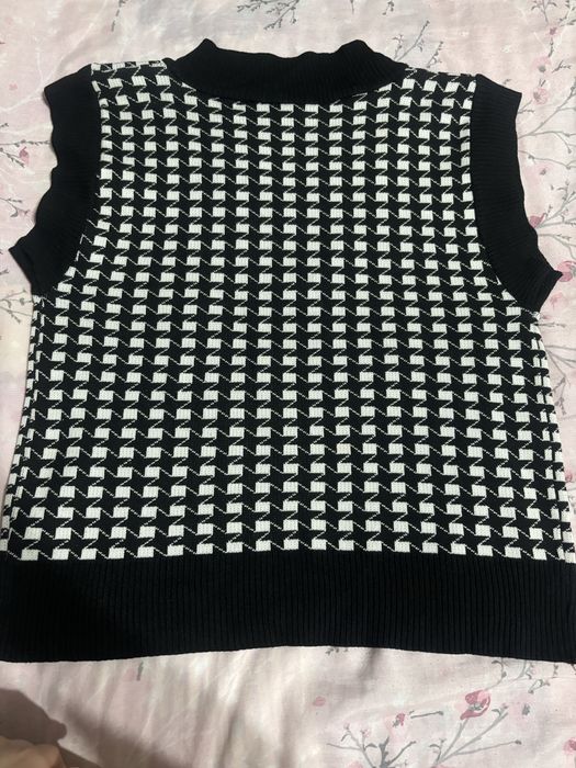 Женский вязаный жилет