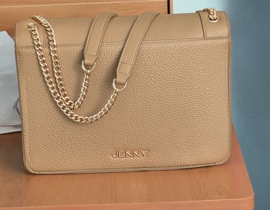 Елегантна дамска чанта бежов цвят/таупе, в отлично състояние