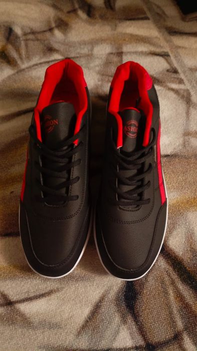 Кросовки обсалютно новые .