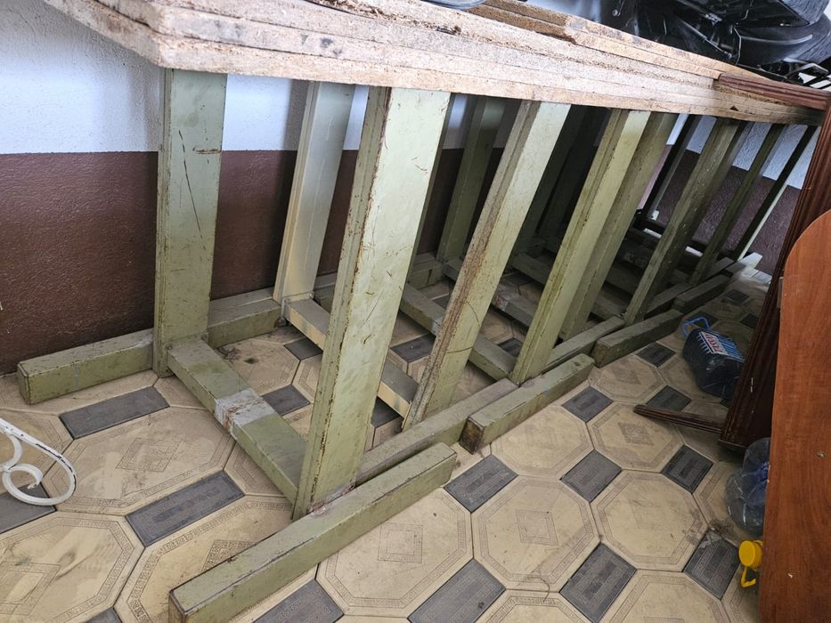 Стол и стулья продается