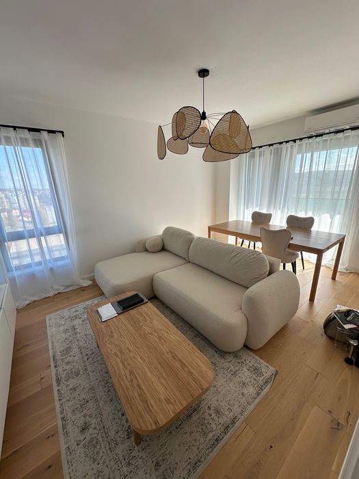 Masă de sufragerie scandinavă din lemn deschis la culoare