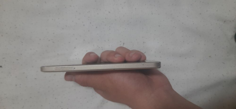 Telefon sotiladi samsung a3 narxi 180.000 yana kelishiladi