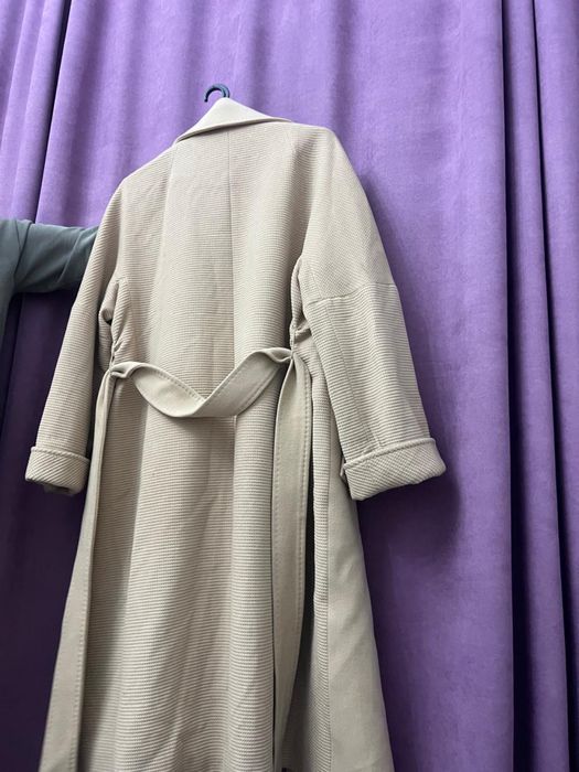 Элегантное бежвое пальто