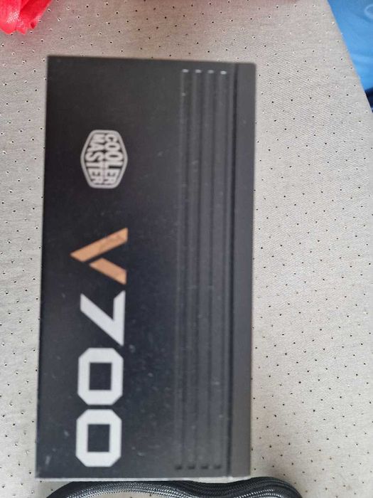 Скраб - Захранване Cooler Master V700 W Golg 80+, за настоен РС.