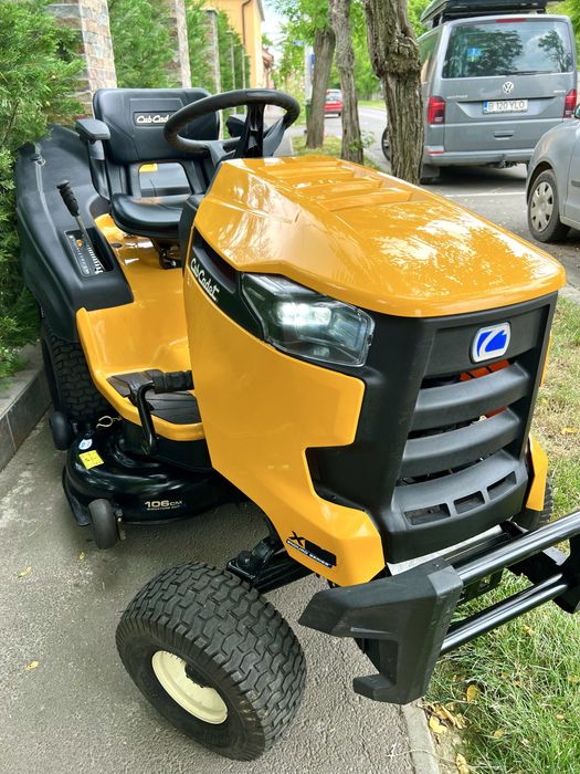 Tractoras de tuns iarba Cub Cadet Kawasaki V2 Motor Profesional Colect