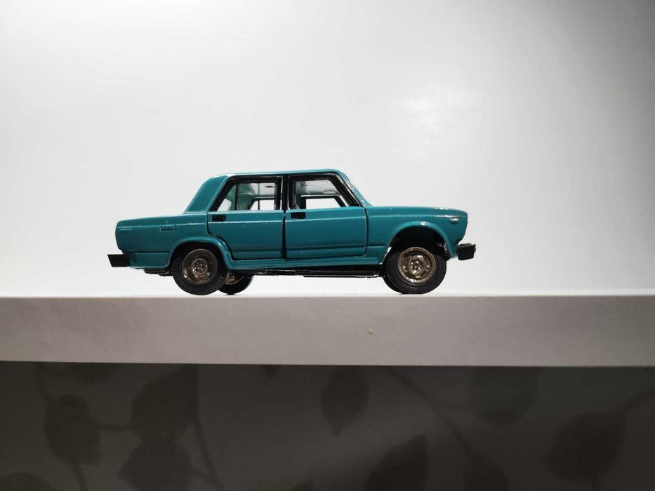 модель ВАЗ 2105   1 : 43  "Саратов"