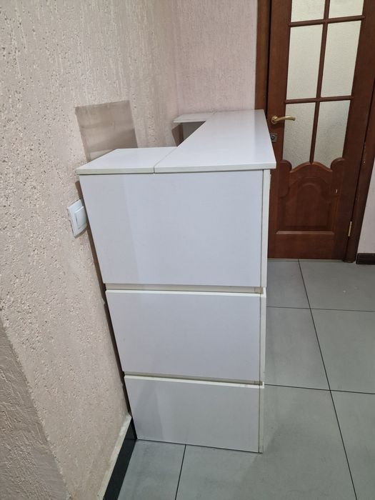 Продам рецепшен.  Белого цвета.
