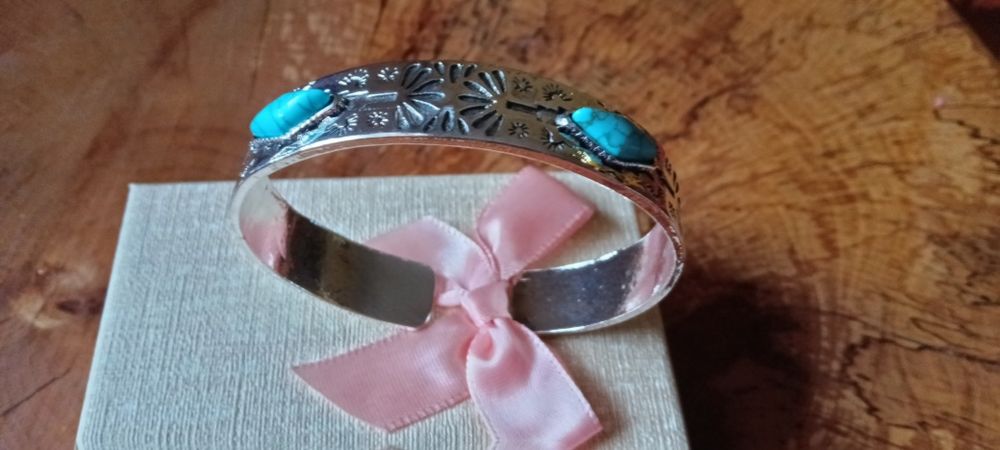 Стилна отворена гривна, с винтидж флорален дизайн, идеална за ежедневно носене от жени.