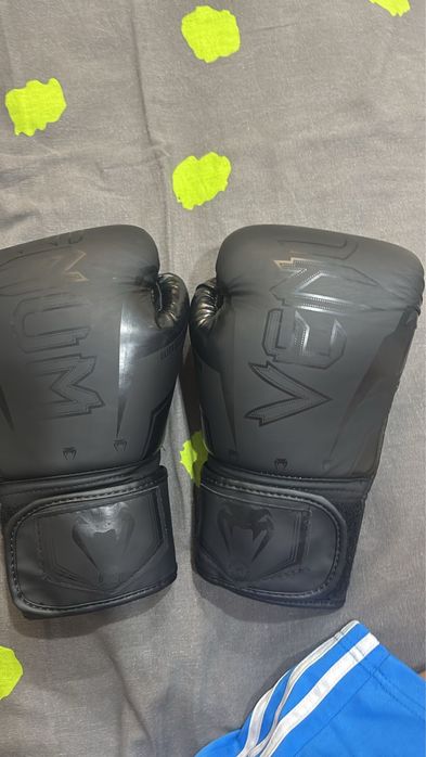 Перчатки боксерские и бинты