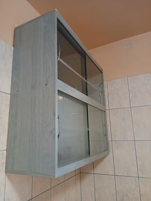 Dulap din lemn masiv vintage, fotoliu si dulap de bucatarie inclus