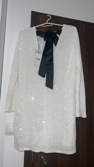 С ЕТИКЕТ-Ефектна рокля с пайети